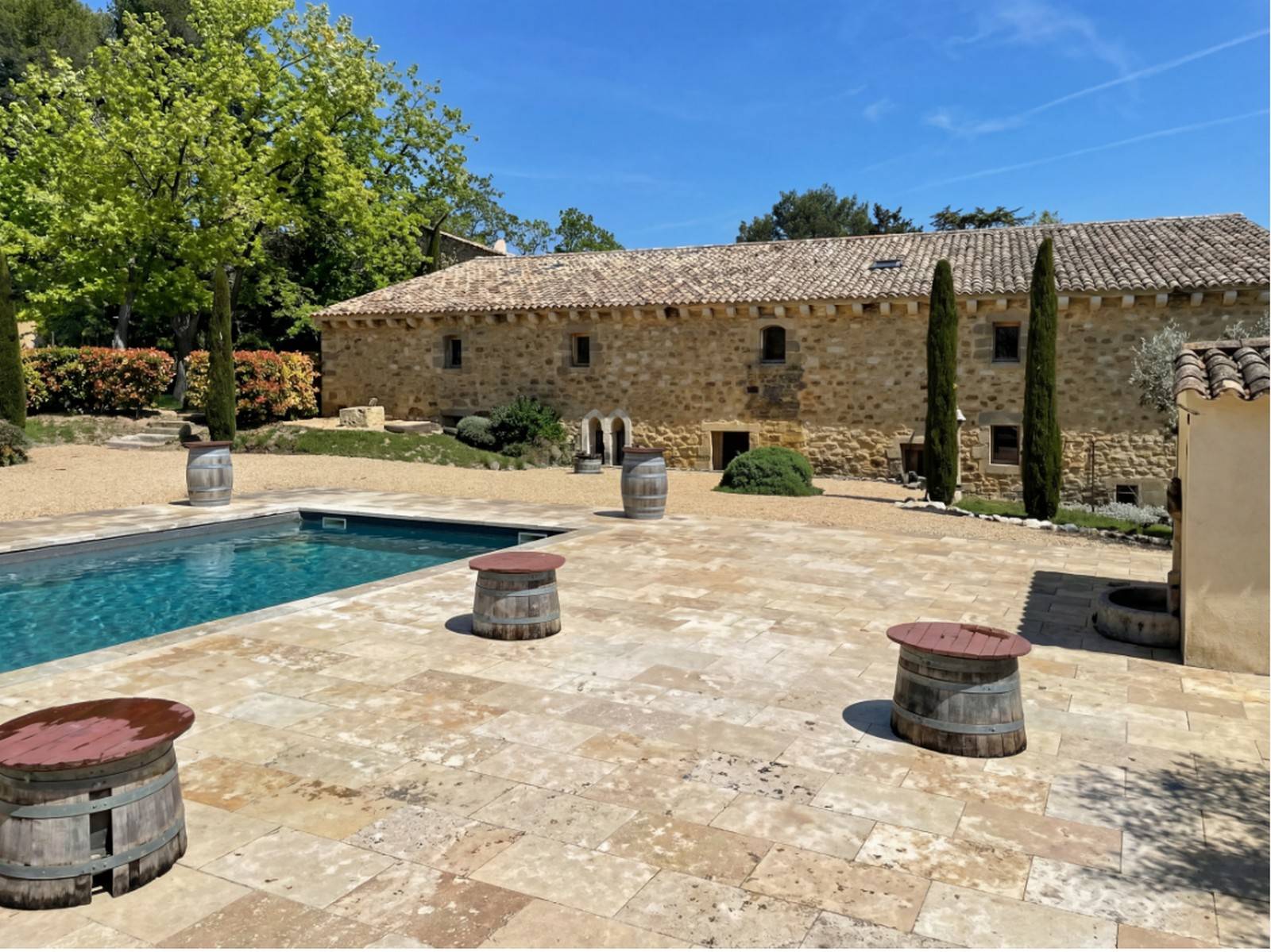 Piscine et terrasse de l'Abbaye du Grand Gigognan à Sorgues : lieu de réception pour mariage haut de gamme dans le Vaucluse
