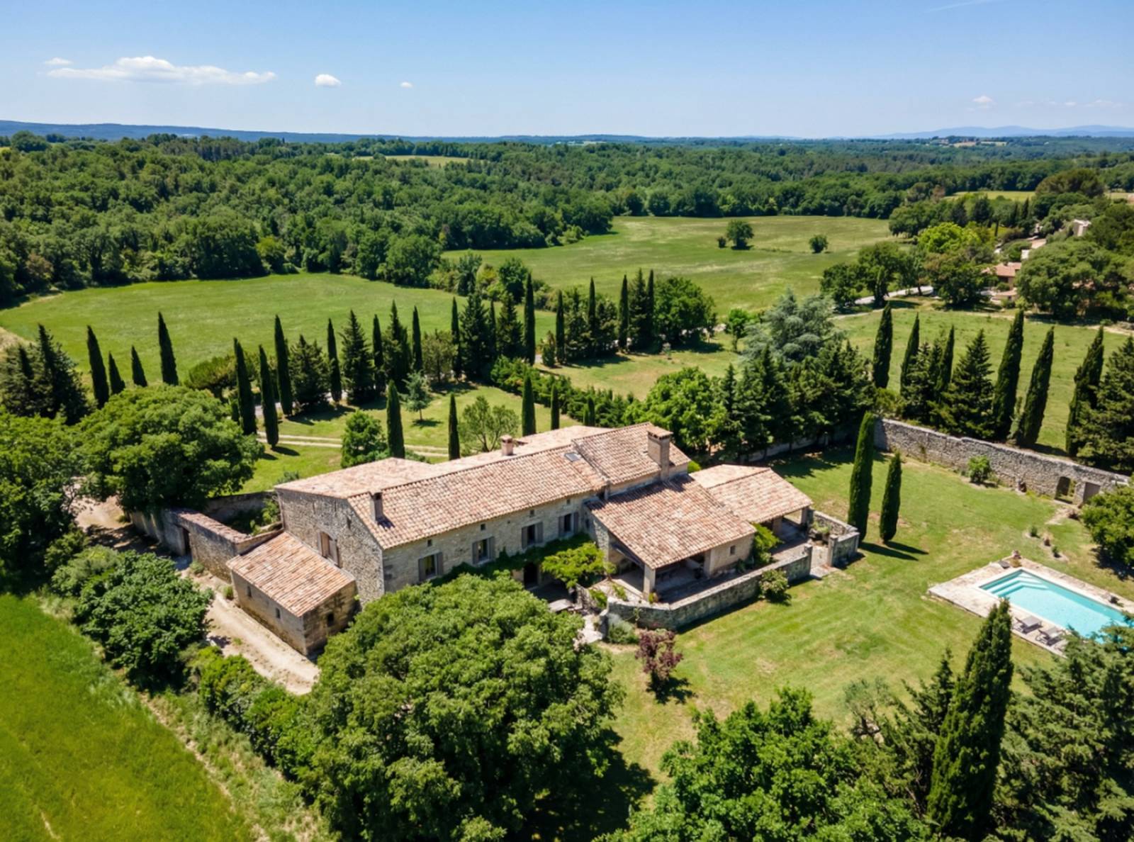 Vue aérienne du Domaine La Lauren à Saint-Trinit : bastide provençale du XVIIe siècle sur le plateau de Sault avec piscine, cyprès et vue sur le Mont Ventoux, Vaucluse