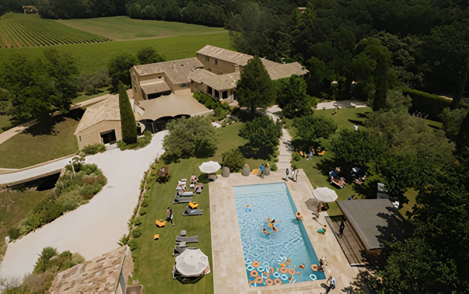 Domaine de Valbonne à Saint-Paulet-de-Caisson : lieu de réception pour mariage dans le Gard avec piscine et parc de 35 hectares en Provence gardoise