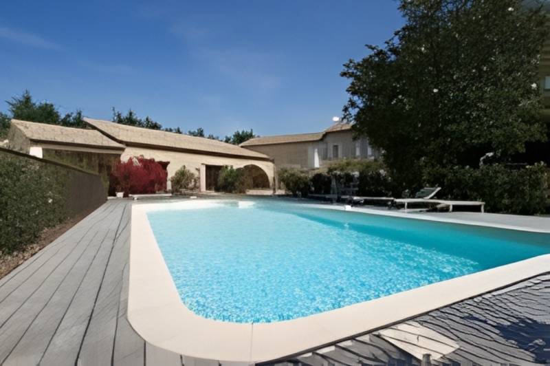 Piscine et parc arboré du Mas sous le Marronnier : lieu de réception pour mariage à Cavaillon dans le Vaucluse