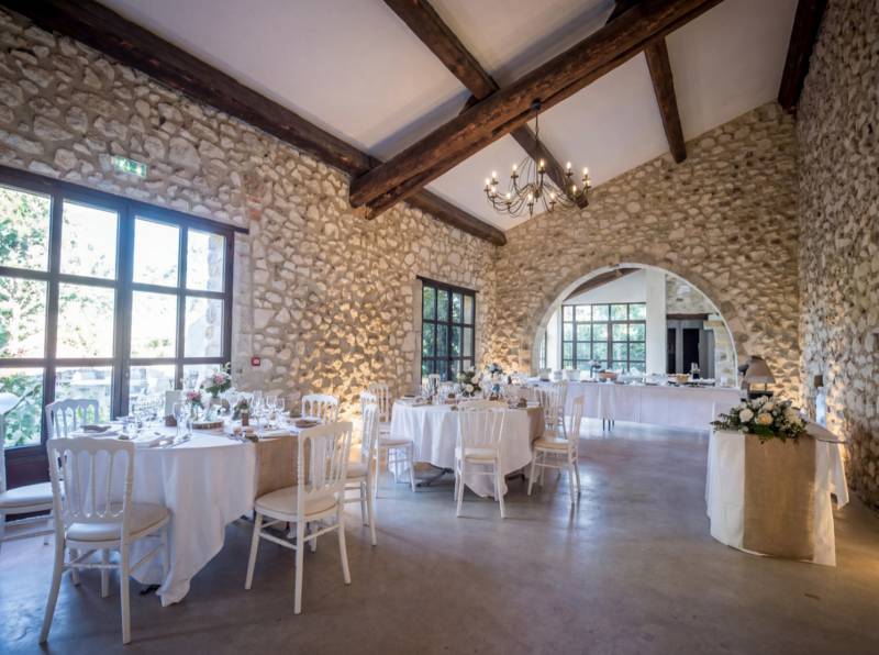 Salle de réception climatisée 120 personnes au Mas sous le Marronnier : ancienne grange rénovée à Cavaillon
