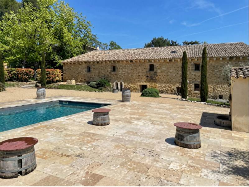 Piscine et terrasse de l'Abbaye du Grand Gigognan à Sorgues : lieu de réception pour mariage haut de gamme dans le Vaucluse