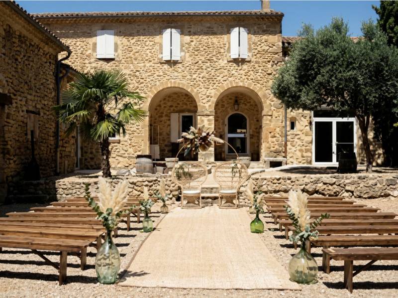 Cour intérieure de l'Abbaye du Grand Gigognan pour cérémonies laïques : abbaye cistercienne des XIIIe et XIVe siècles à Sorgues