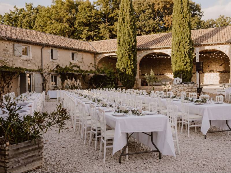 Réception de mariage dans la cour du Domaine Prieuré Saint Pierre à Montjoyer : lieu de réception pour mariage en Drôme Provençale avec arches en pierre