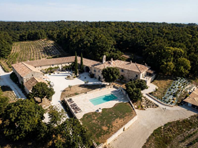 Vue aérienne du Domaine Prieuré Saint Pierre : prieuré monastique du XIVe siècle sur 35 hectares avec piscine et hébergement 82 personnes à Montjoyer