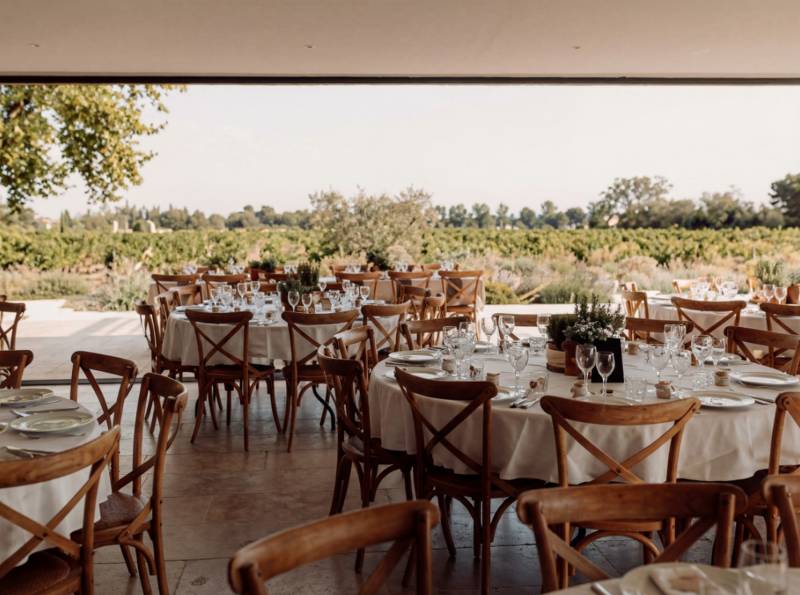Salle de réception du Château Bois d'Arlène à Sarrians : lieu de réception pour mariage avec vue sur les vignes AOC Vacqueyras dans le Vaucluse