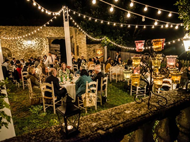 Réception de mariage en soirée au Domaine La Lauren à Saint-Trinit : dîner en plein air dans une cour provençale sous guirlandes lumineuses, Vaucluse