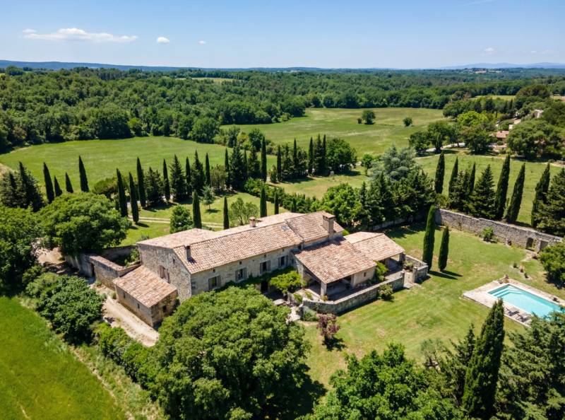 Vue aérienne du Domaine La Lauren à Saint-Trinit : bastide provençale du XVIIe siècle sur le plateau de Sault avec piscine, cyprès et vue sur le Mont Ventoux, Vaucluse