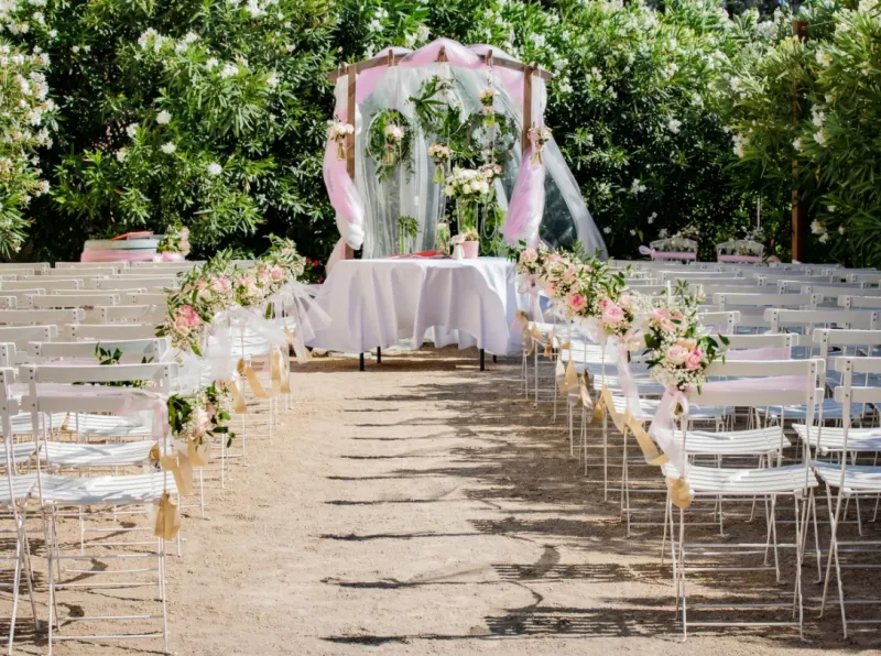 Cérémonie de mariage en extérieur au Domaine Malaugo à Velleron, dans un cadre provençal soigné et lumineux