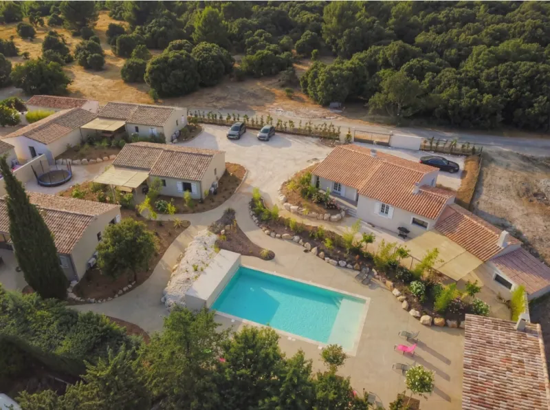 Vue aérienne du Domaine Malaugo à Velleron, un lieu de réception en Provence entre jardin, piscine et bastide