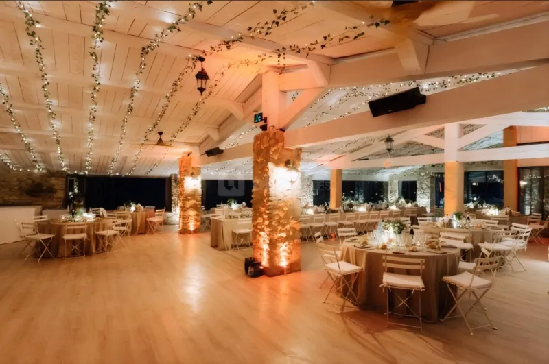 Salle de mariage du Hameau de Valouse décorée pour un dîner de réception en Drôme Provençale