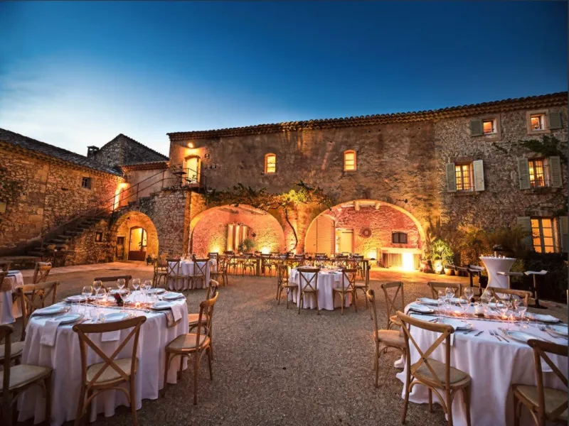 Réception de mariage en soirée au Domaine du Moulin Saint Augustin à Oppède dans un ancien moulin du Luberon