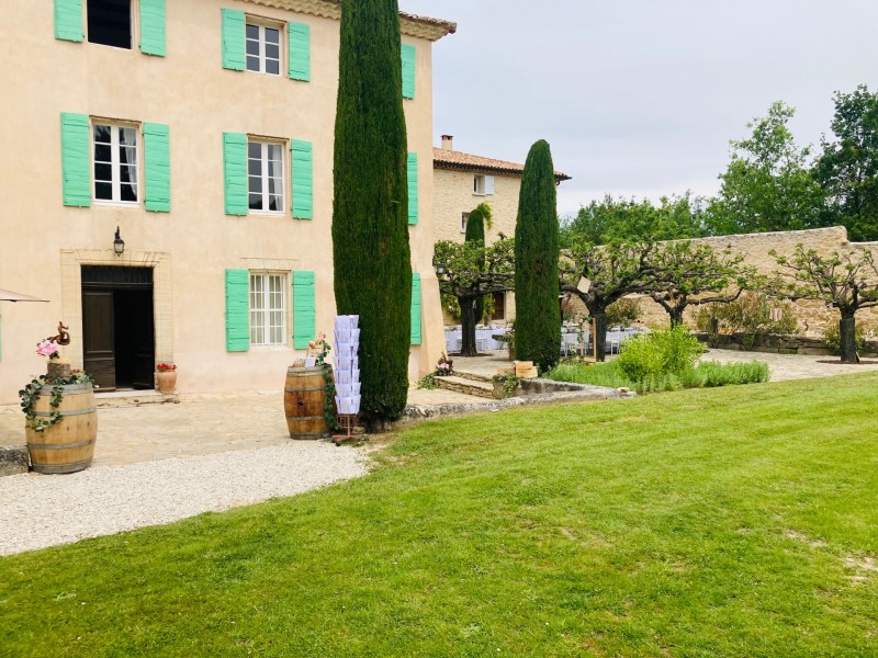 Prestation traiteur mariage avec brunch du lendemain au Domaine des Pins de Crillon le Brave pour Maud et William, dans le thème champêtre et bohème