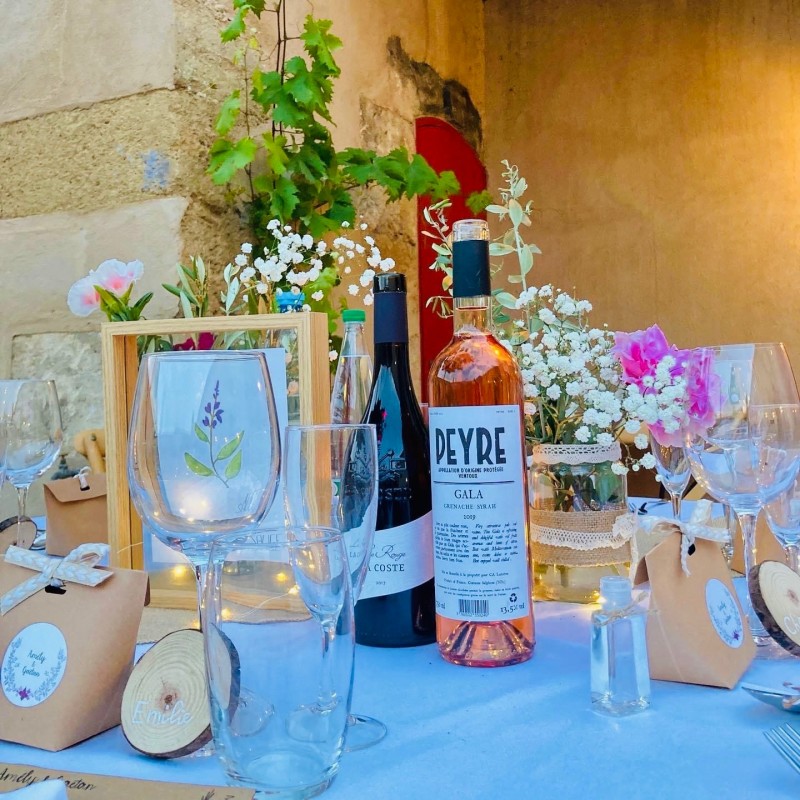 Prestation traiteur mariage avec brunch du lendemain au Domaine des Pins de Crillon le Brave pour Maud et William, dans le thème champêtre et bohème