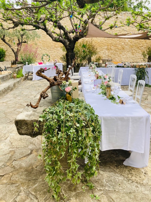 Prestation traiteur mariage avec brunch du lendemain au Domaine des Pins de Crillon le Brave pour Maud et William, dans le thème champêtre et bohème