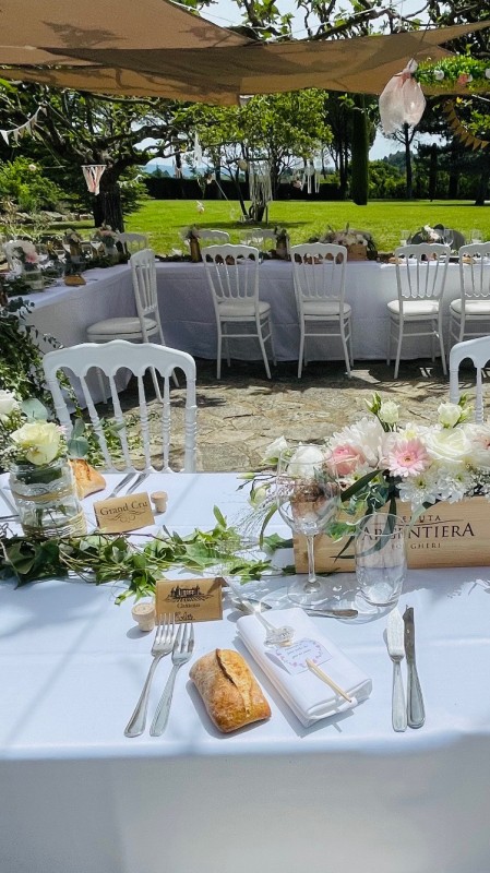 Prestation traiteur mariage avec brunch du lendemain au Domaine des Pins de Crillon le Brave pour Maud et William, dans le thème champêtre et bohème