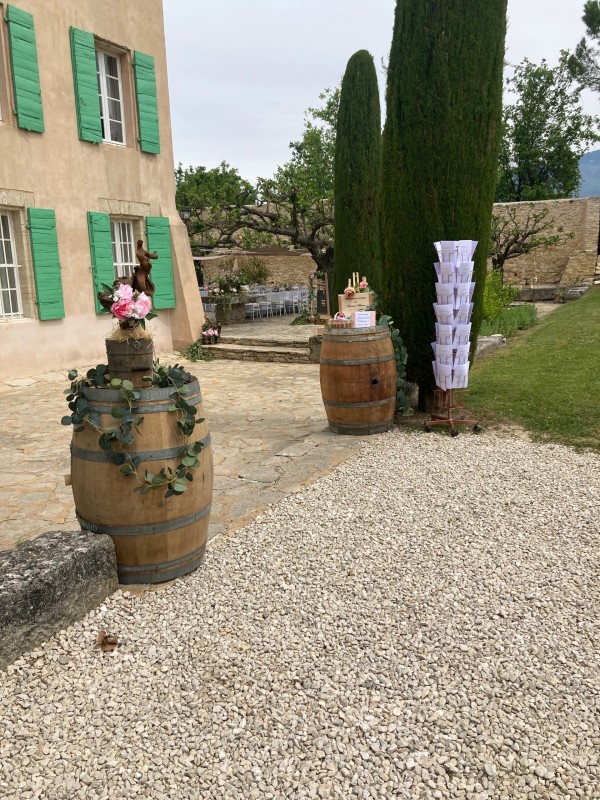 Prestation traiteur mariage avec brunch du lendemain au Domaine des Pins de Crillon le Brave pour Maud et William, dans le thème champêtre et bohème
