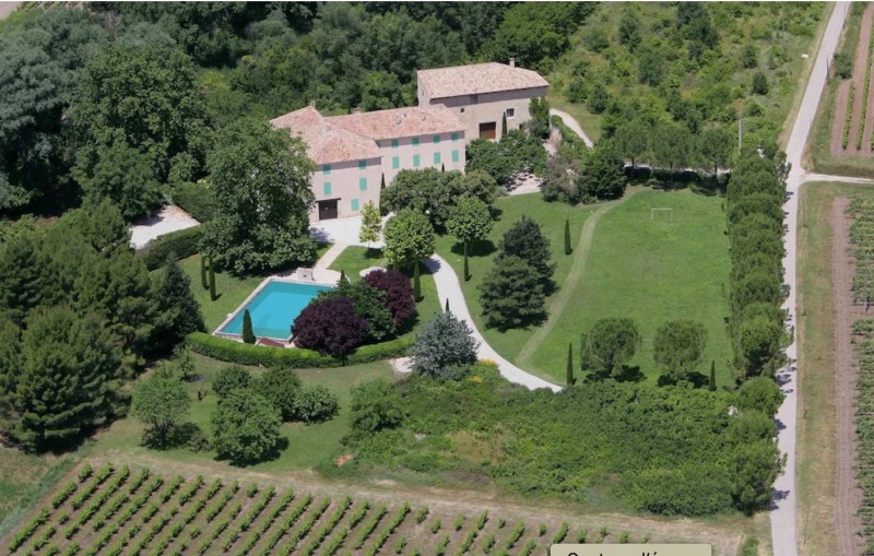 Le domaine des Pins à Crillon le Brave, parfait pour un mariage en extérieur aux beaux jours