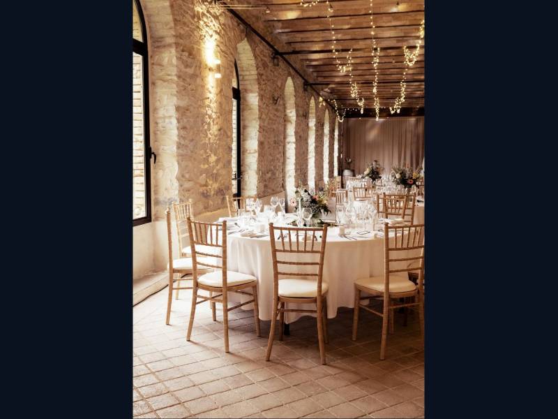 Organisation du mariage d’Anne-Catherine & Édouard au Domaine de la Tour des Chênes à Saint-Laurent-des-Arbres : un moment suspendu entre élégance et nature