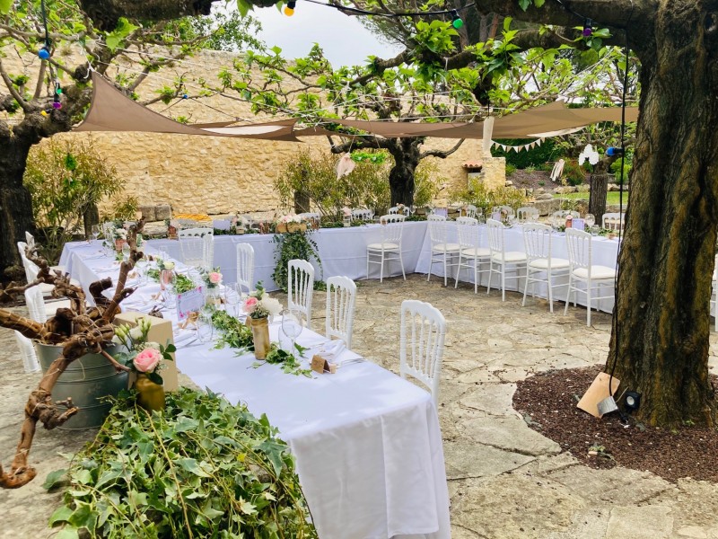 Prestation traiteur mariage avec brunch du lendemain au Domaine des Pins de Crillon le Brave pour Maud et William, dans le thème champêtre et bohème