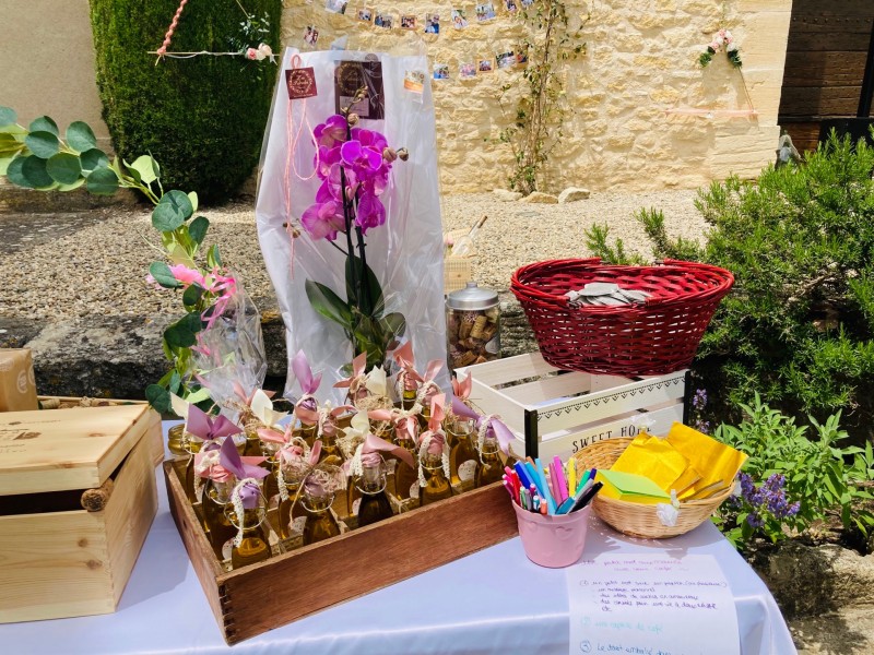 Prestation traiteur mariage avec brunch du lendemain au Domaine des Pins de Crillon le Brave pour Maud et William, dans le thème champêtre et bohème