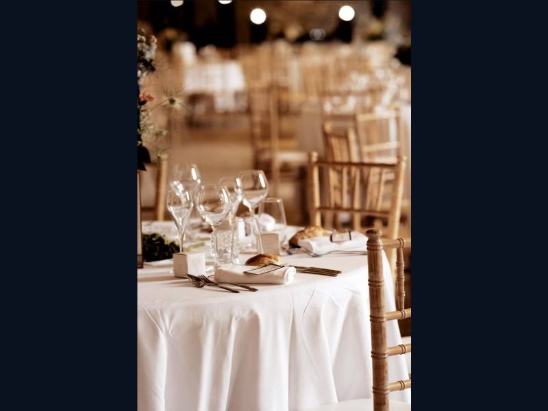 Organisation du mariage d’Anne-Catherine & Édouard au Domaine de la Tour des Chênes à Saint-Laurent-des-Arbres : un moment suspendu entre élégance et nature