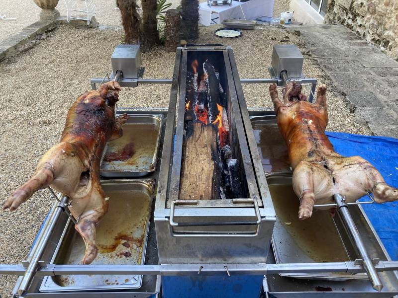 Organisation d'un méchoui de cochon pour 40 personnes par votre traiteur, à Entraigues sur le domaine de Beauregard dans le 84
