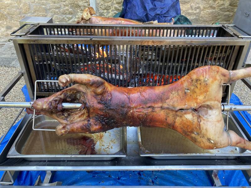 Organisation d'un méchoui de cochon pour 40 personnes par votre traiteur, à Entraigues sur le domaine de Beauregard dans le 84