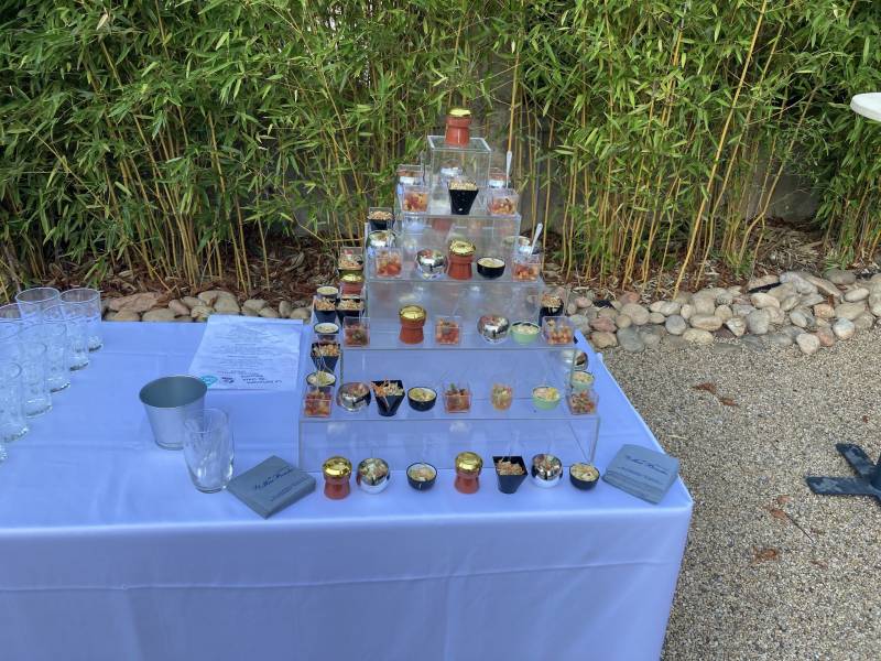 Organisation d'un méchoui de cochon pour 40 personnes par votre traiteur, à Entraigues sur le domaine de Beauregard dans le 84