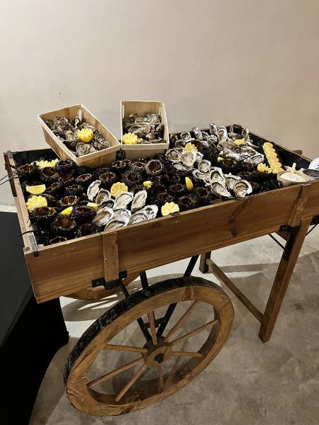 Organisation d'une soirée d'anniversaire exceptionnelle à L'Abbaye du Grand Gigognan avec Kendji Girac, des invités prestigieux et une gastronomie raffinée.