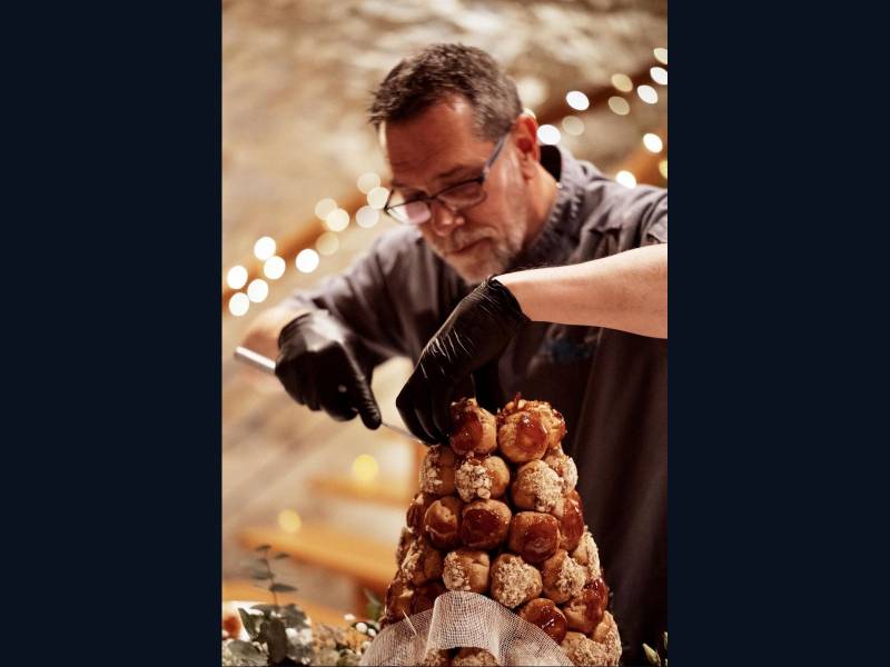 Organisation du mariage d’Anne-Catherine & Édouard au Domaine de la Tour des Chênes à Saint-Laurent-des-Arbres : un moment suspendu entre élégance et nature