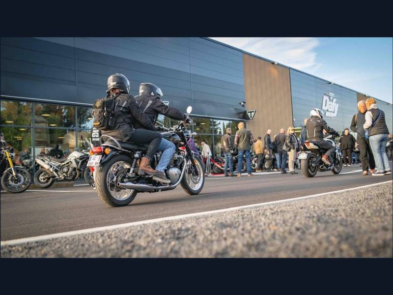Cocktail dinatoire pour 500 personnes à Sorgues organisé pour l'inauguration du nouveau magasin de motos TRIUMPH