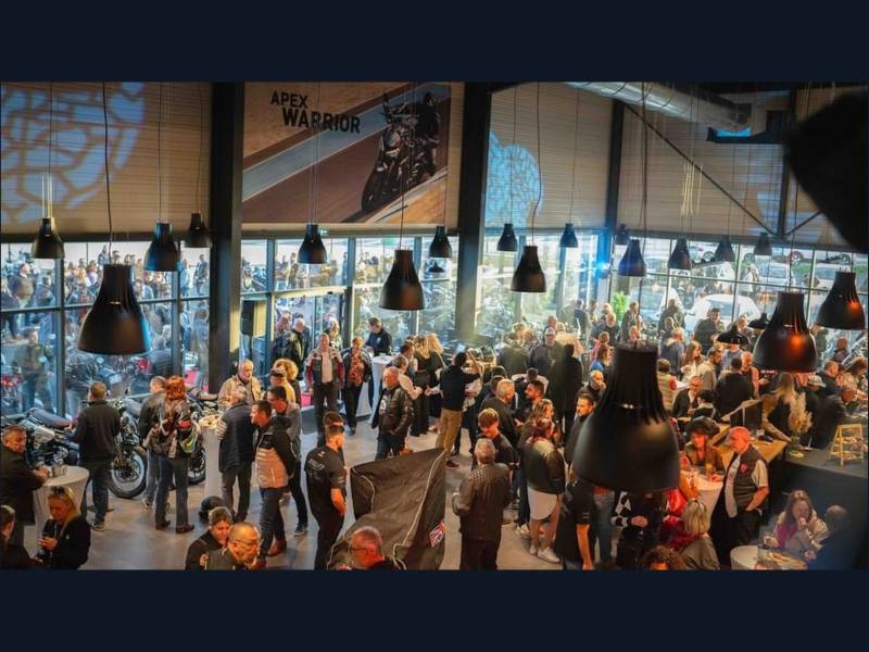 Cocktail dinatoire pour 500 personnes à Sorgues organisé pour l'inauguration du nouveau magasin de motos TRIUMPH