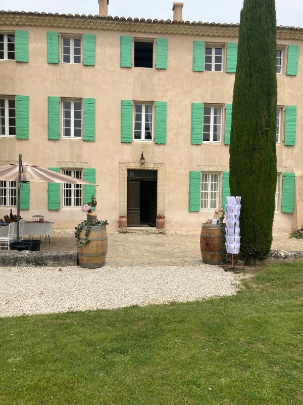 Prestation traiteur mariage avec brunch du lendemain au Domaine des Pins de Crillon le Brave pour Maud et William, dans le thème champêtre et bohème