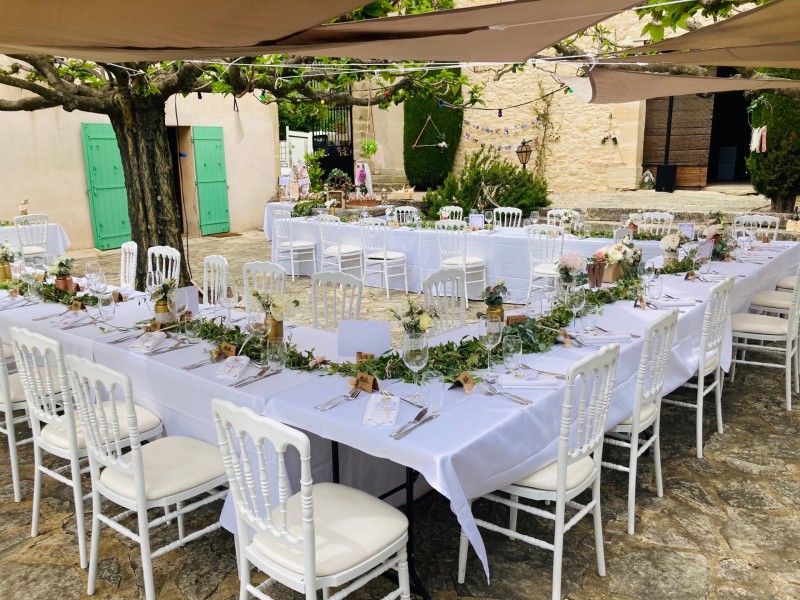 Prestation traiteur mariage avec brunch du lendemain au Domaine des Pins de Crillon le Brave pour Maud et William, dans le thème champêtre et bohème