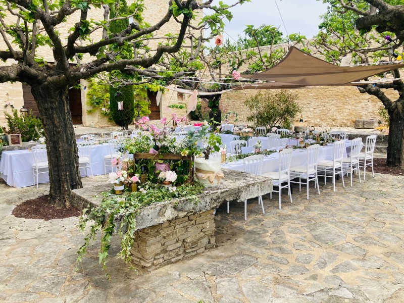 Prestation traiteur mariage avec brunch du lendemain au Domaine des Pins de Crillon le Brave pour Maud et William, dans le thème champêtre et bohème