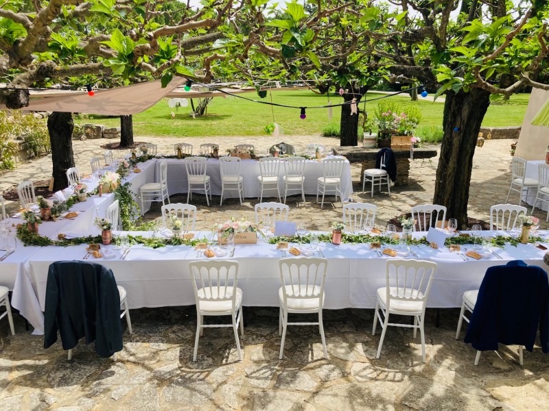 Prestation traiteur mariage avec brunch du lendemain au Domaine des Pins de Crillon le Brave pour Maud et William, dans le thème champêtre et bohème