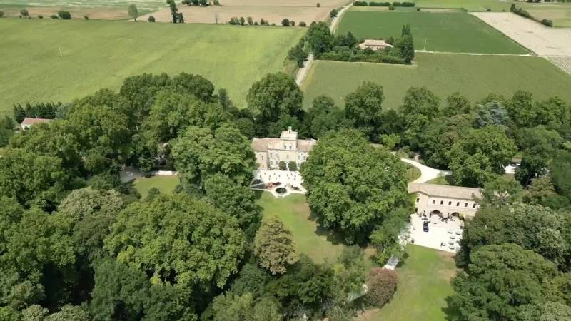 Domaine des Barrenques classé Monument Historique : château provençal pour mariages et séminaires avec hébergement 14 chambres à 40 minutes d'Avignon