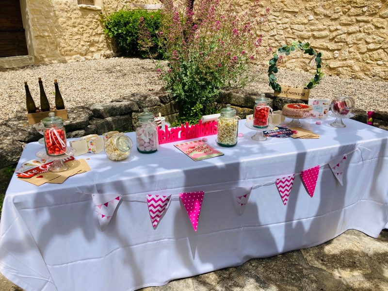 Prestation traiteur mariage avec brunch du lendemain au Domaine des Pins de Crillon le Brave pour Maud et William, dans le thème champêtre et bohème