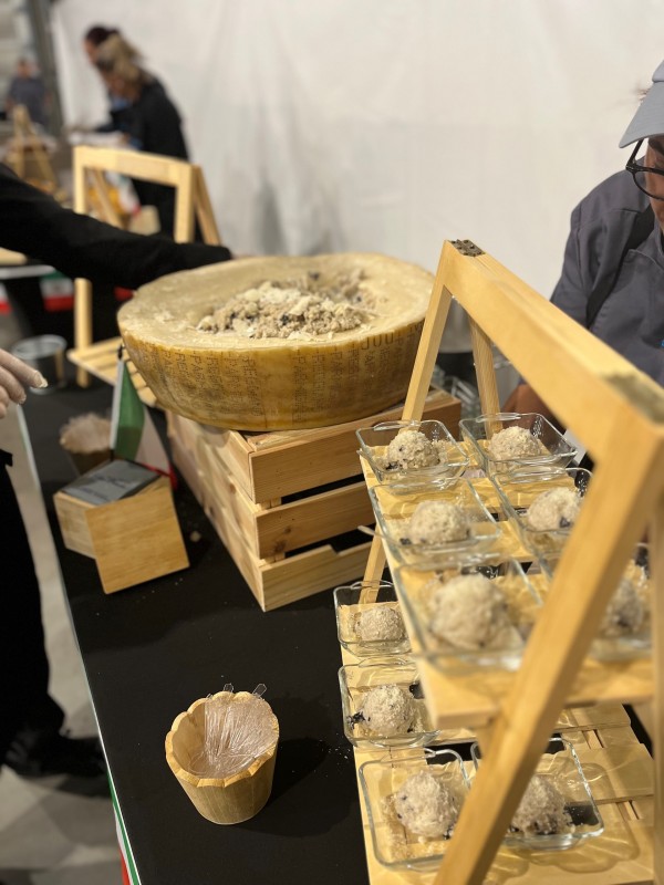 Organisation événementielle d'une inauguration à Entraigues pour la concession MVI distributeur poids lourds MAN