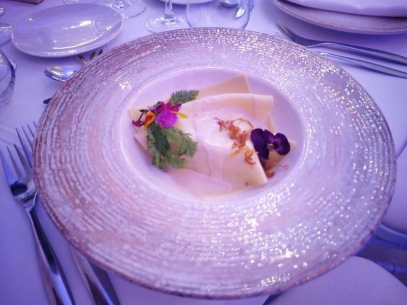 Organisation d'une soirée d'anniversaire exceptionnelle à L'Abbaye du Grand Gigognan avec Kendji Girac, des invités prestigieux et une gastronomie raffinée.