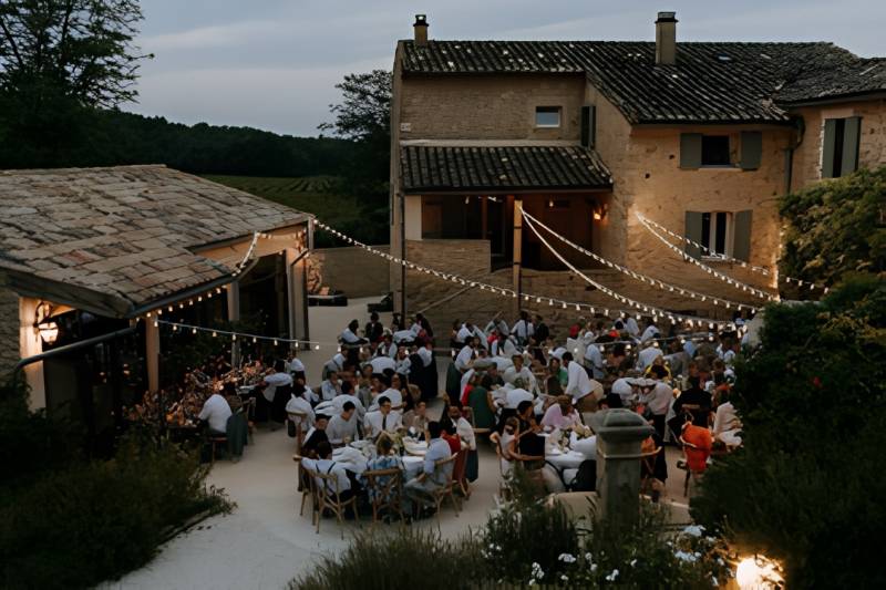 Réception de mariage en soirée au Domaine de Valbonne : mas provençal du XVIe siècle privatisable pour 160 invités avec hébergement 56 personnes dans le Gard